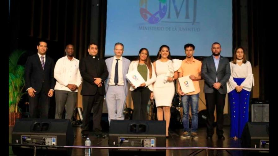 Ministerio de la Juventud entrega 1,200 becas Ministerio de la Juventud entrega 1,200 becas