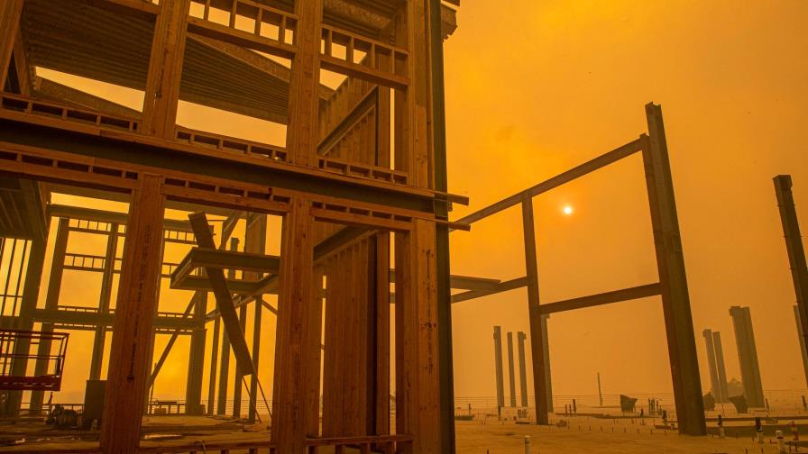 Clima árido dificulta lucha antiincendios en California