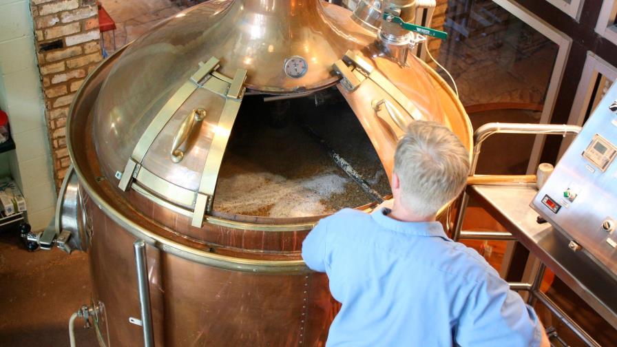 Detectan foco de contagio de coronavirus en una planta de InBev