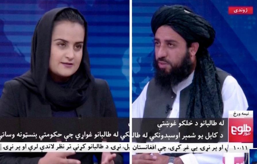 Comunicadora que entrevistó a los talibanes huyó de su país