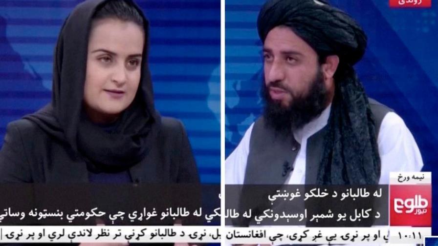 Comunicadora que entrevistó a los talibanes huyó de su país