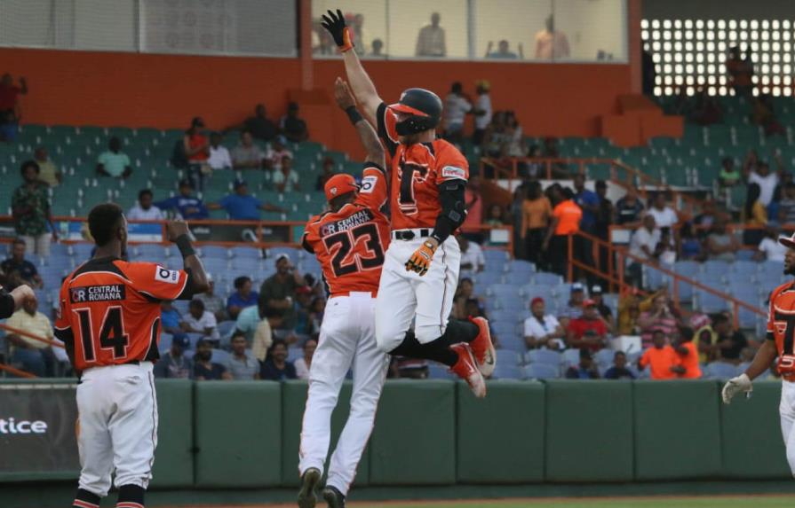 Jonrón de Hunter Pence guía quinto triunfo seguido de los Toros