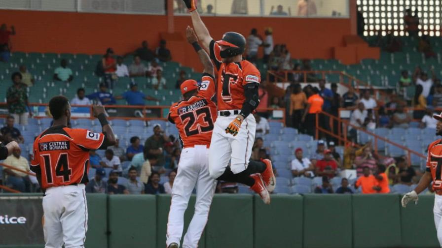 Jonrón de Hunter Pence guía quinto triunfo seguido de los Toros