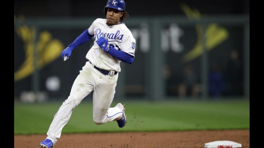 Adalberto Mondesí conectó par de triples; Reales vencen a Medias Blancas Adalberto Mondesí conectó par de triples; Reales vencen a Medias Blancas