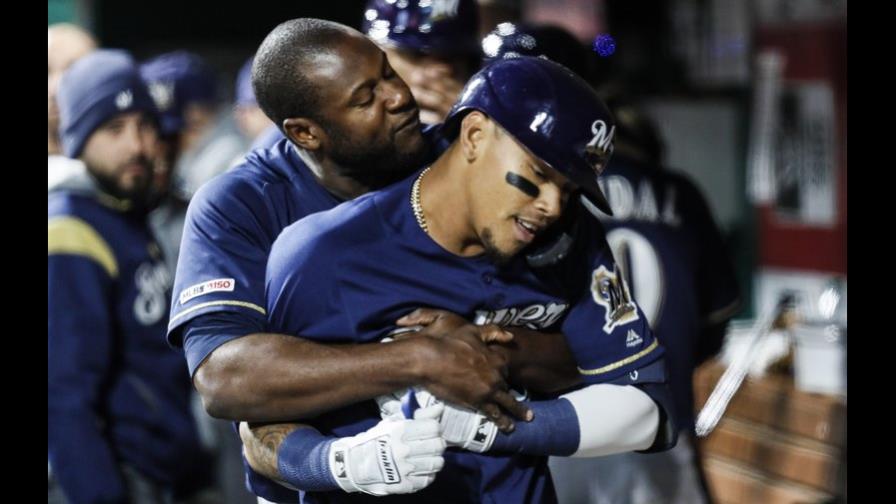 Orlando Arcia sale del bache con jonrón; Cerveceros superan a Rojos