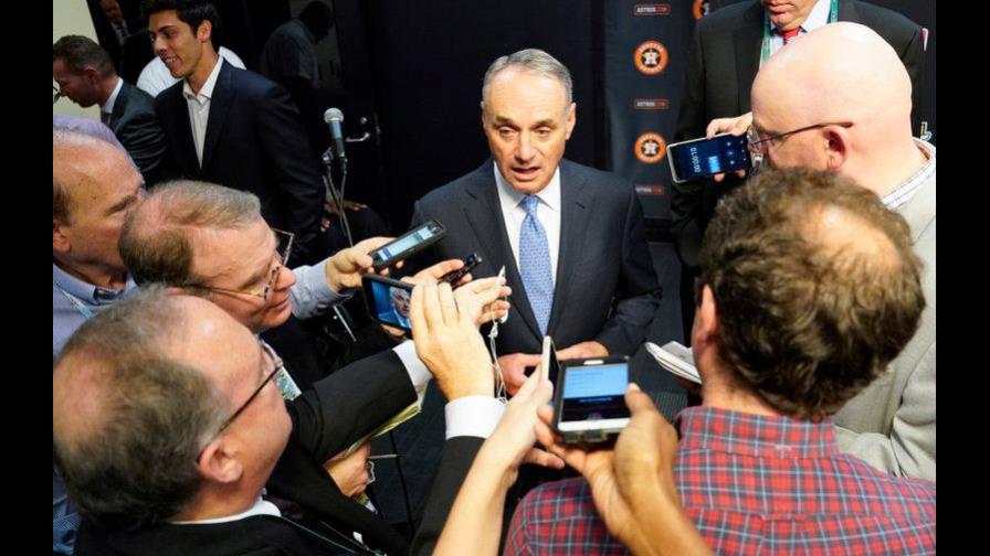 Las Grandes Ligas examinarán tuit politizado de arbitro