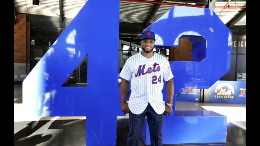 Dirigente de los Mets: tolerará que Robinson Canó no siempre corra a tope
El nuevo segunda base de Nueva York ha sido criticado varias veces por no correr al máximo hacia la próxima tras conectar rodados al cuadro. Callaway indicó que el dominicano de 36 años solo trata de no arriesgar el físico.
“Creo que hay darle margen a Robbie en cuanto a eso”, dijo Callaway en las reuniones invernales. “Y la razón no es por el out, está frustrado, esa no es la razón por lo que lo hace. Lo hace para poder disputar 155 juegos, lo cual hace año tras año. Es alguien astuto. Conoce de béisbol. No lo verá batear y flojear cuando se puede conseguir el hit. Entiende que cuando la pelota sale de la mano del fildeador, algo puede pasar. Así que él sabe manejarse en esa situación”.
Canó será el tercero en el orden ofensivo de los Mets, adelantó Callaway.
Ocho veces seleccionado para el Juego de Estrellas, Canó fue adquirido en un canje con los Marineros de Seattle el 3 de diciembre, junto al relevista Edwin Díaz, por el jardinero 