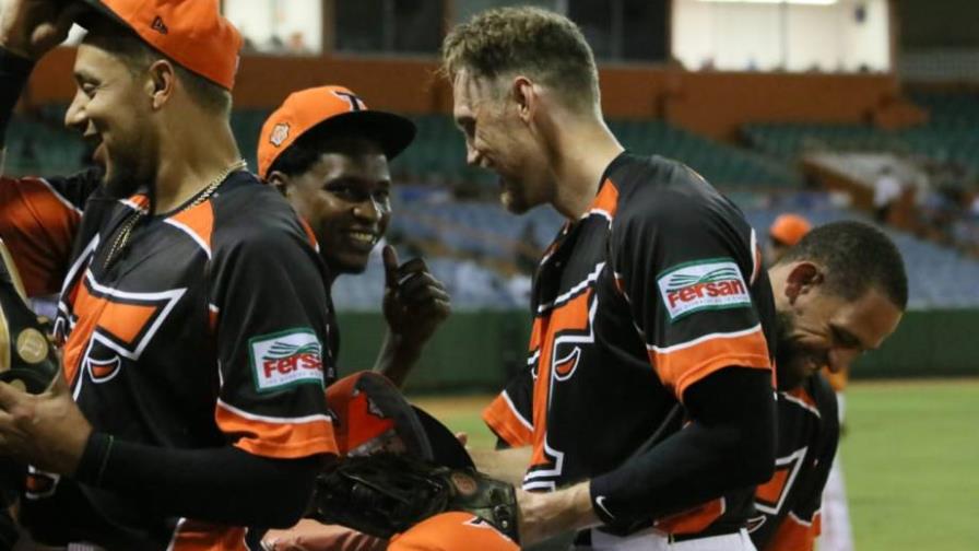 Toros remontan para afianzarse en la punta y hundir más al Licey