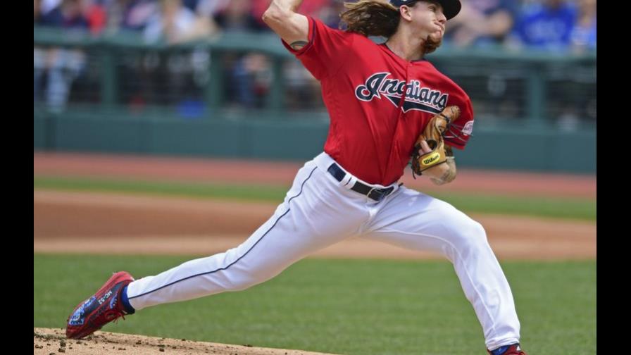 Mike Clevinger poncha a 10; Indios barren a Azulejos