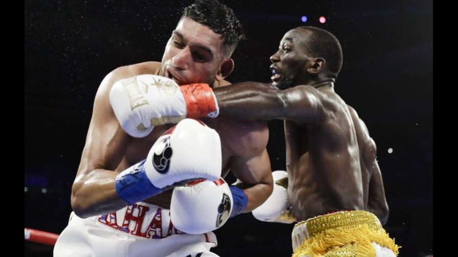 Terence Crawford gana por KO técnico tras un golpe bajo a Amir Khan