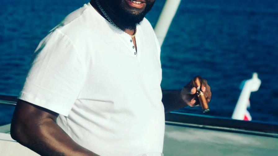 David Ortiz se deja ver en Francia tomando vino y fumando