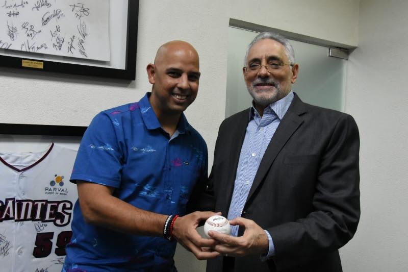 Alex Cora visita al presidente de la Liga Dominicana de Béisbol