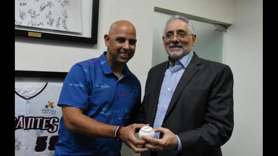 Alex Cora visita al presidente de la Liga Dominicana de Béisbol Alex Cora visita al presidente de la Liga Dominicana de Béisbol