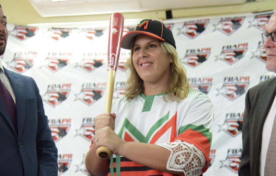 Equipo de béisbol de Puerto Rico hace historia al firmar a primera mujer