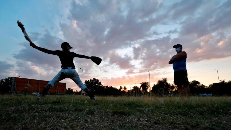 El béisbol, un sueño por el que los cubanos desafían el miedo al coronavirus