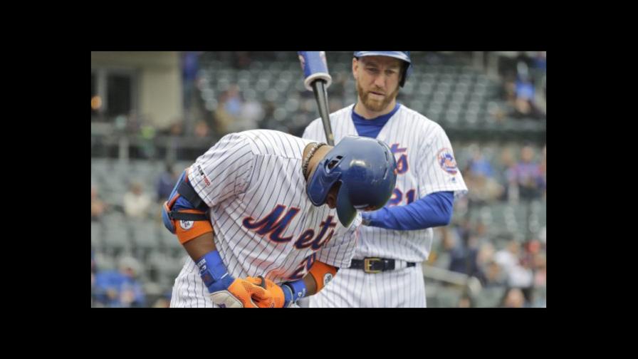 Robinson Canó sale del juego tras recibir pelotazo de Gio González en la mano 