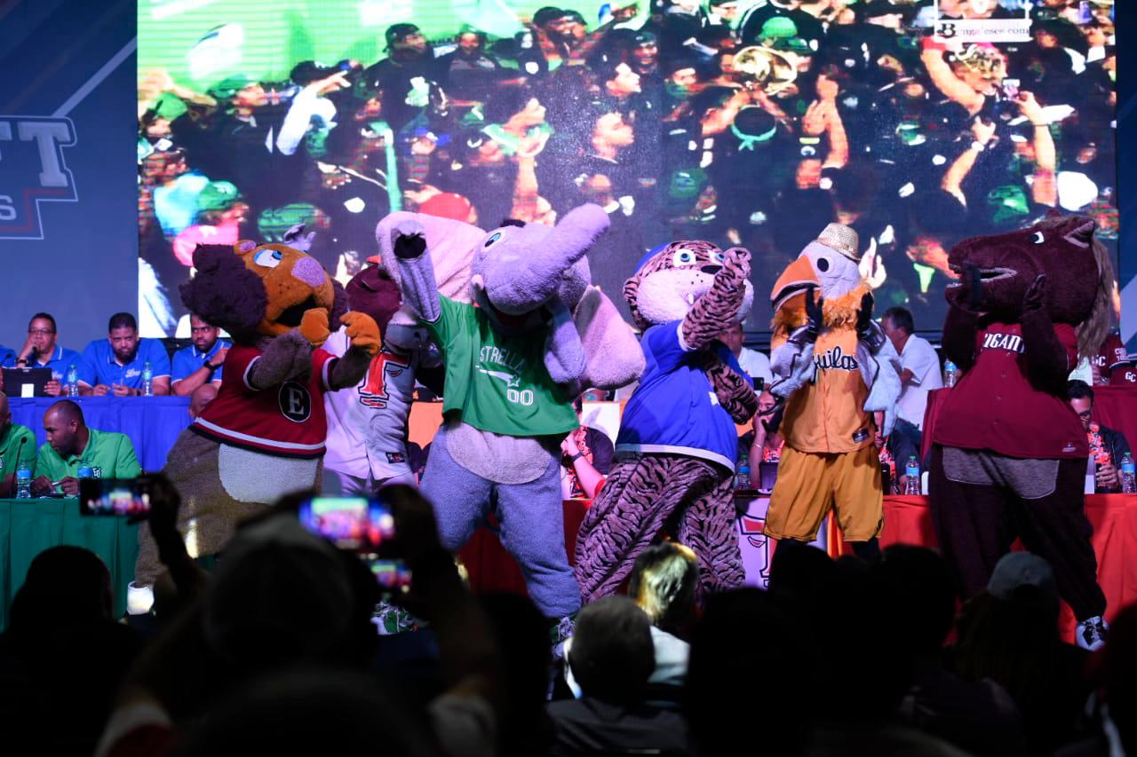 Las mascotas de los equipos. 