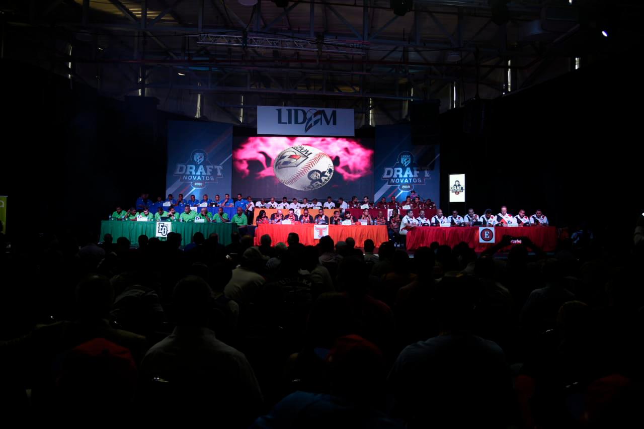 En la imagen los equipos en el Sorteo de Novatos.