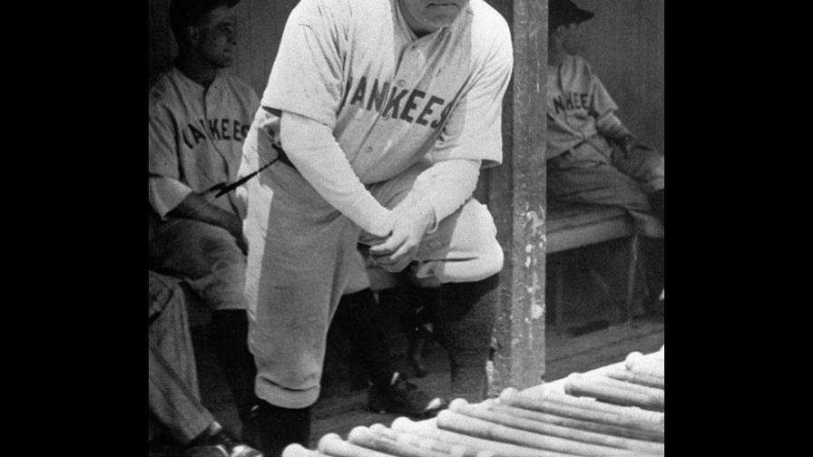 Subastarán bate con el que Babe Ruth pegó su jonrón 500