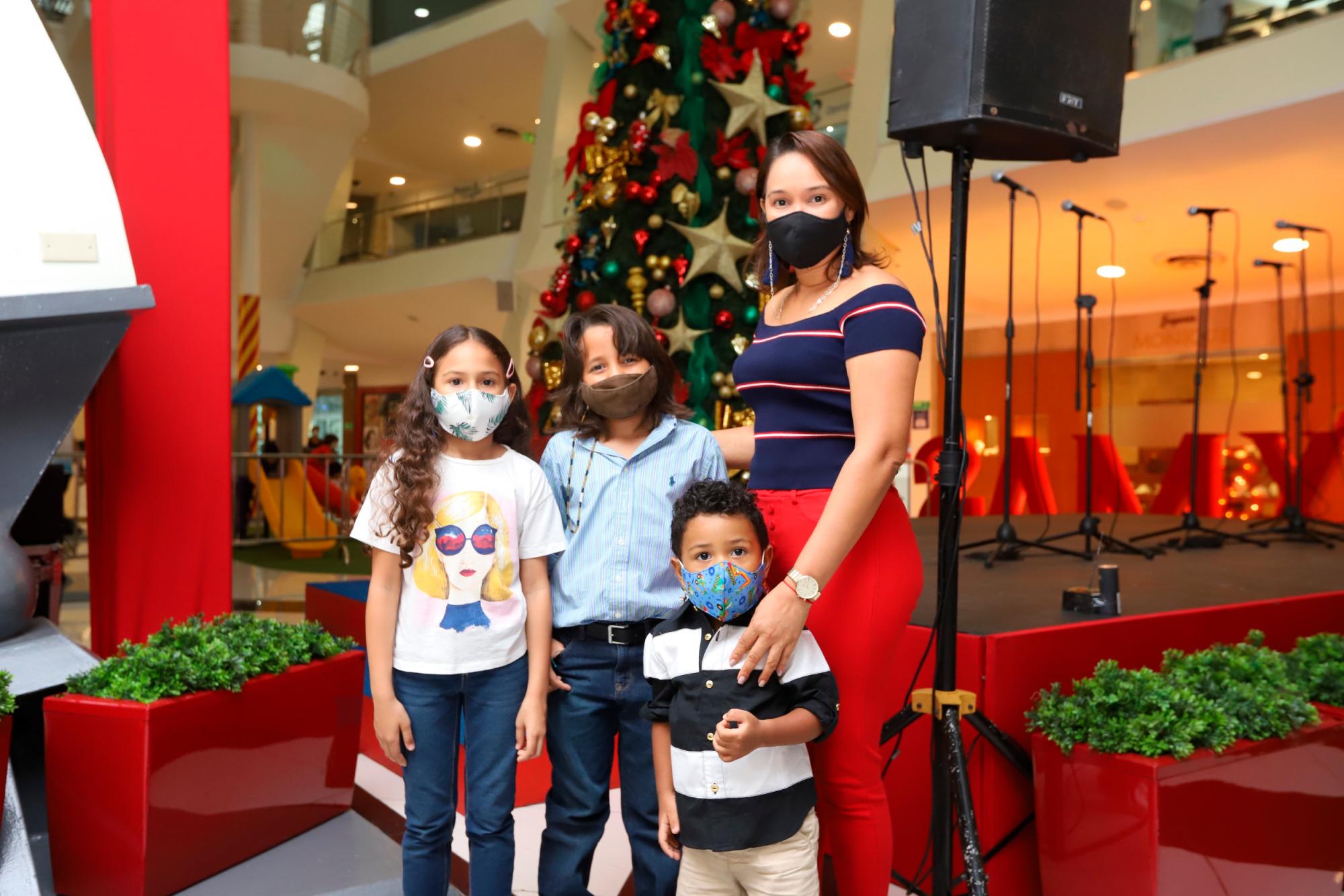 Belitza Alvarez, Andres Gonell, Matias Gonell y Elizabeth Grullón. 