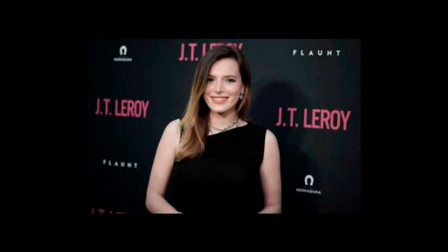 Exestrella de Disney Bella Thorne recibe galardón por dirigir película porno