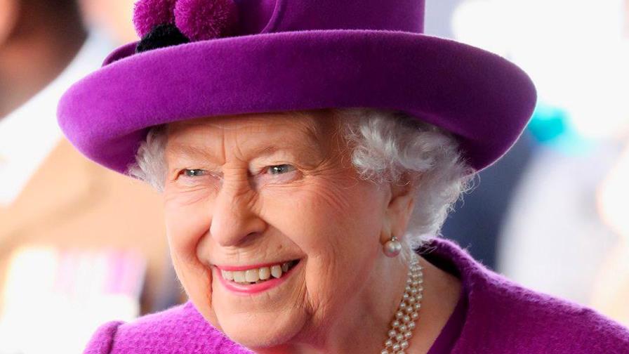 Isabel II pasó noche del miércoles en el hospital para someterse a exámenes