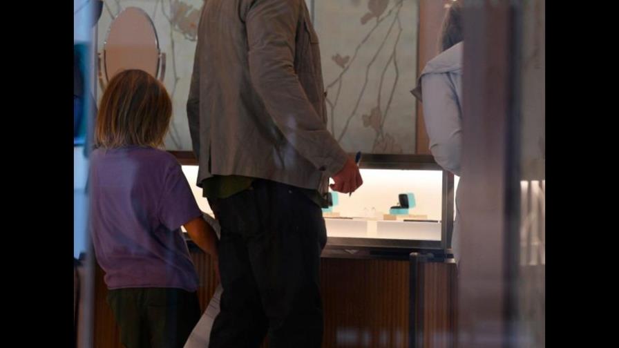 Ben Affleck es captado buscando anillo de compromiso junto a su madre e hijo