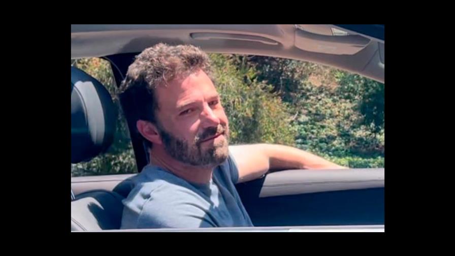 Sonriente y sin miedo a los paparazzis, así captaron a Ben Affleck saliendo de la casa de JLo esta mañana 
