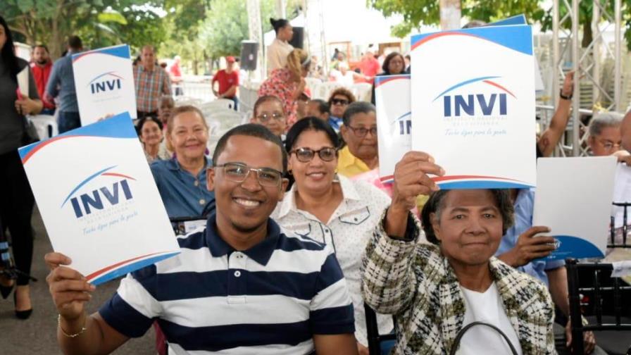 Gobierno entrega 630 títulos de propiedad en proyectos habitaciones de Invivienda