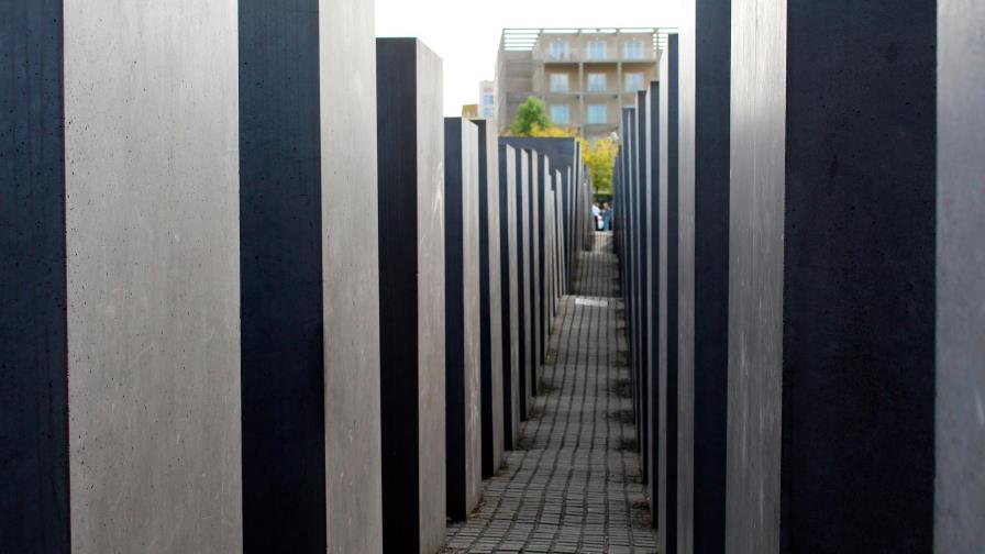 Joven herido al saltar en monumento a Holocausto en Alemania