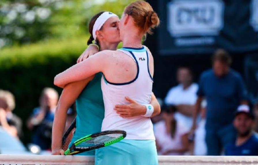 El beso de dos tenistas en la cancha se hace viral 