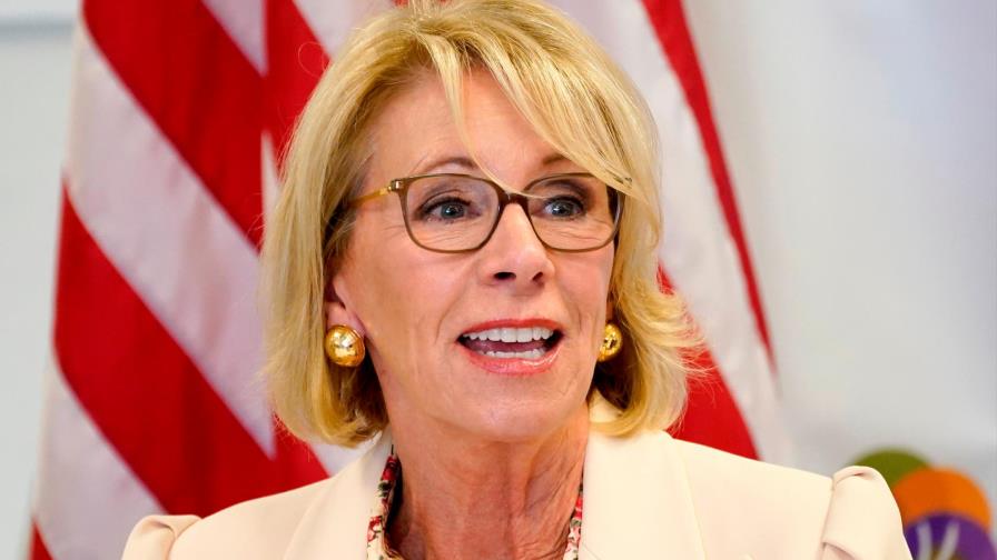 Renuncia la secretaria de Educación de EE.UU. por el asalto al Capitolio