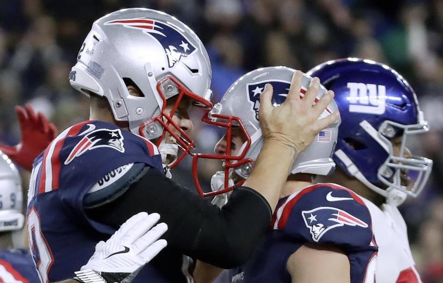 Brady anota en dos ocasiones y Patriots ganan 35-14 a Giants