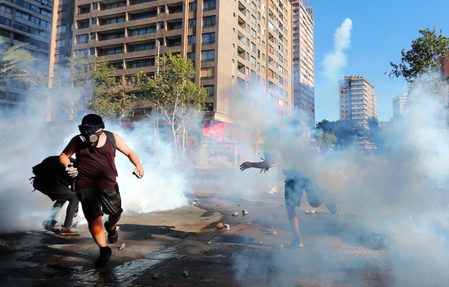 Ni el calor ni la Navidad sofocan las protestas de los viernes en Chile