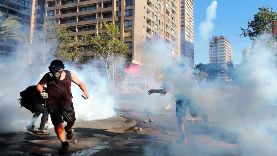 Ni el calor ni la Navidad sofocan las protestas de los viernes en Chile
