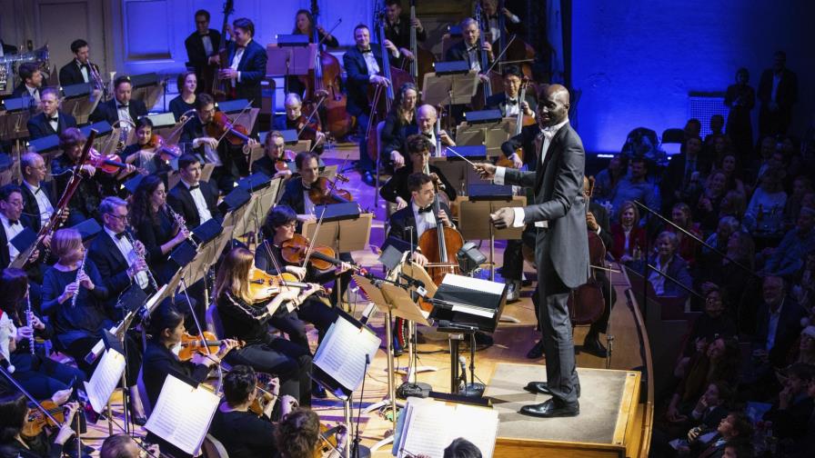 Novato de Boston Tacko Fall dirige orquesta