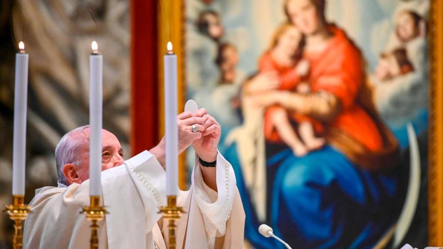 El papa pide hacer más por la dignidad de cada mujer