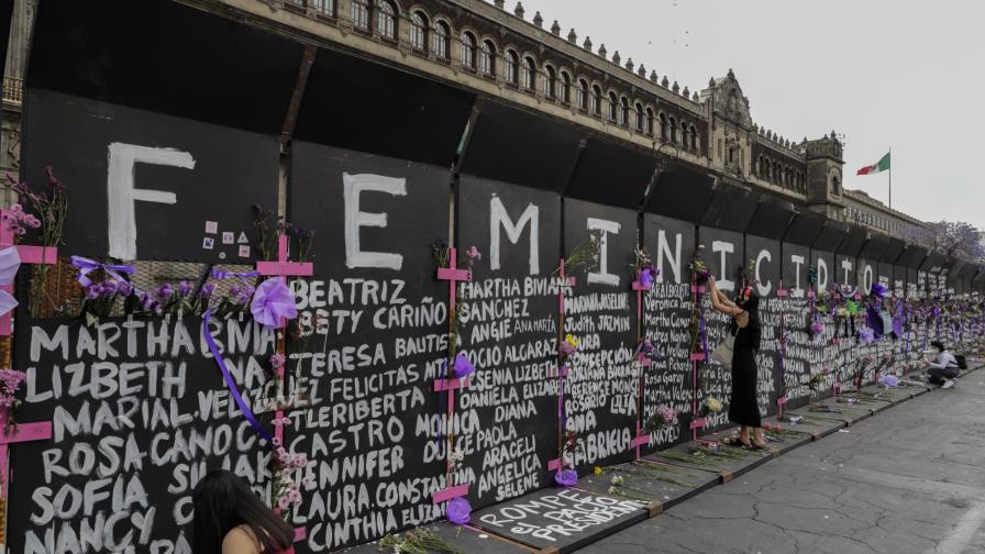 Presidente de México defiende labor en temas de mujeres