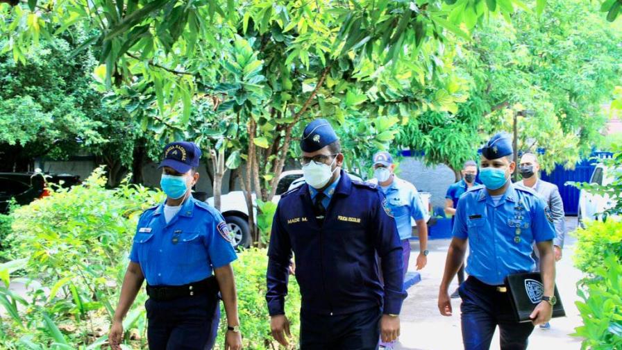 Policía Escolar apresa tres hombres en Higüey acusados de robar en centros educativos Policía Escolar apresa tres hombres en Higüey acusados de robar en centros educativos