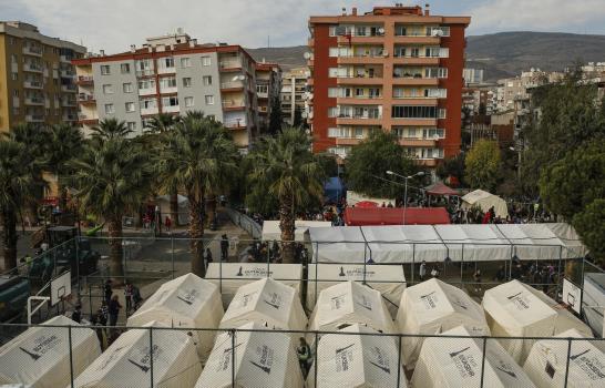 Rescatan a una niña 4 días después del sismo en Turquía