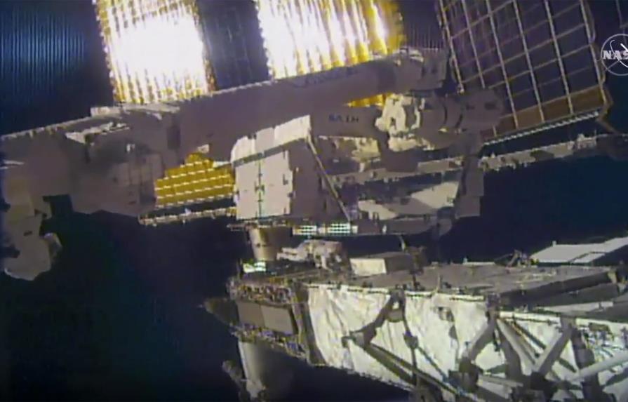 Astronauta pierde espejo pequeño en caminata espacial