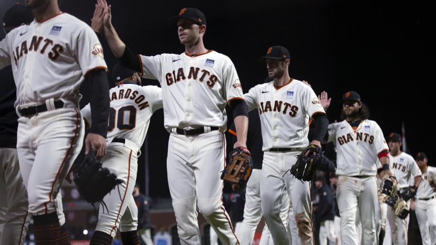 Jonrón de Crawford impulsa a Gigantes ante Cachorros
