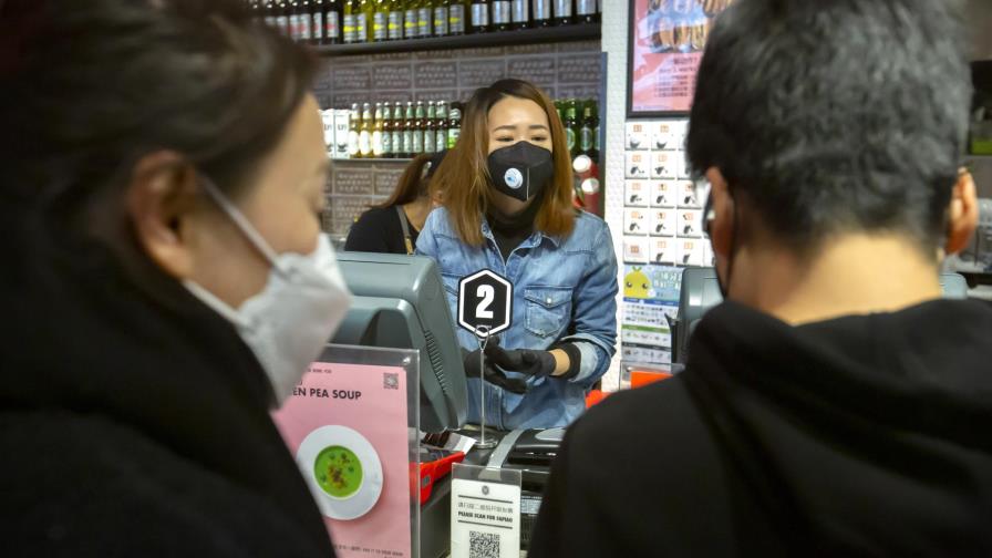 China reporta descenso en casos de virus; muerte en Francia