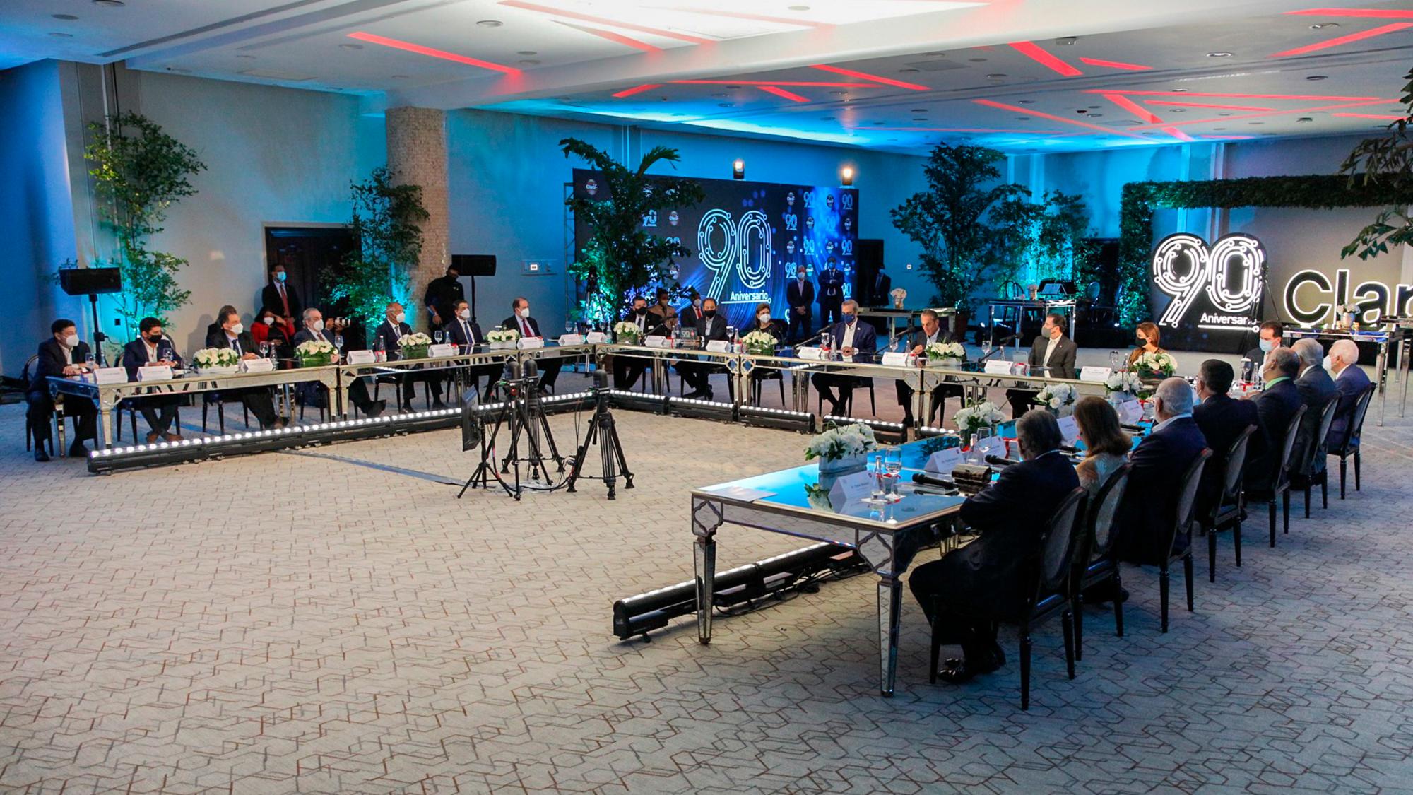 Vista de la mesa donde se reunieron las personalidades que participaron en el evento de Claro.
