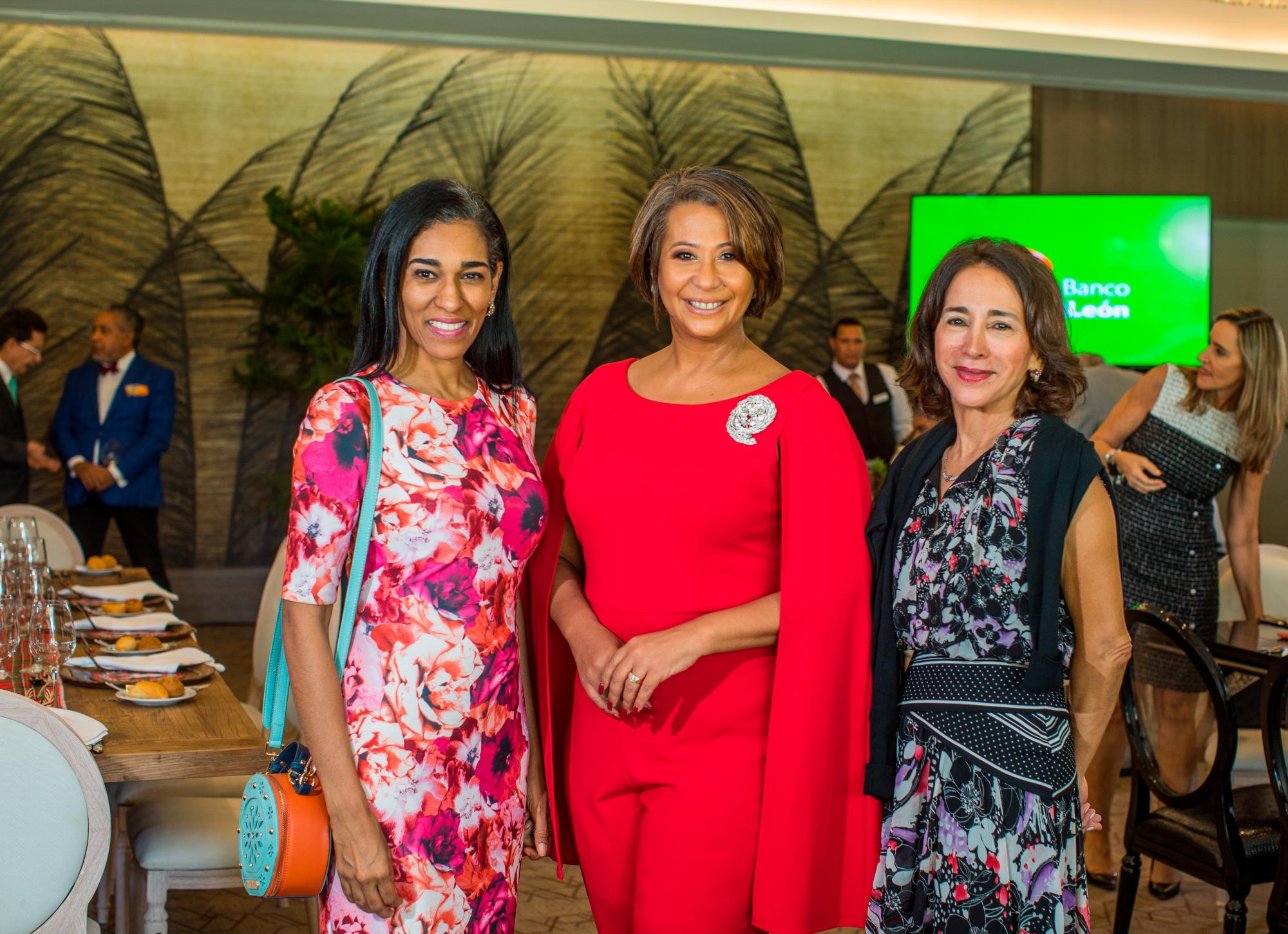 Rosa Arredondo, Mildred Charlotte y Soledad Álvarez.