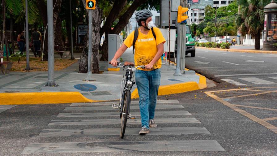 Ciclista promueve el uso de la bicicleta como alternativa de movilidad ante la pandemia 