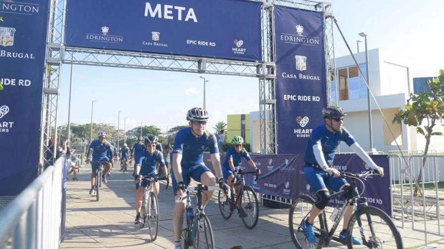 Empleados de Casa Brugal completan recorrido de 270 kilómetros en bicicleta