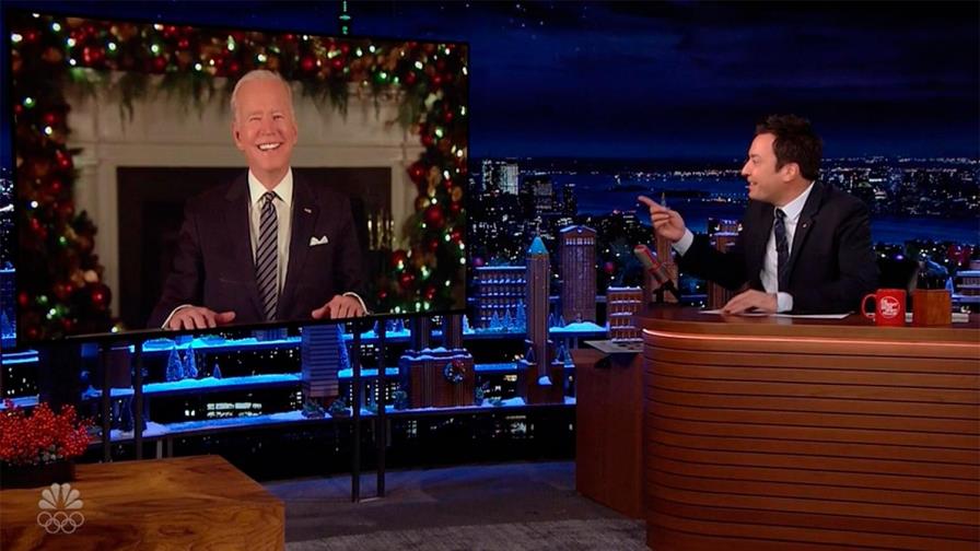 Biden ríe en el programa de Jimmy Fallon en momento más bajo de popularidad