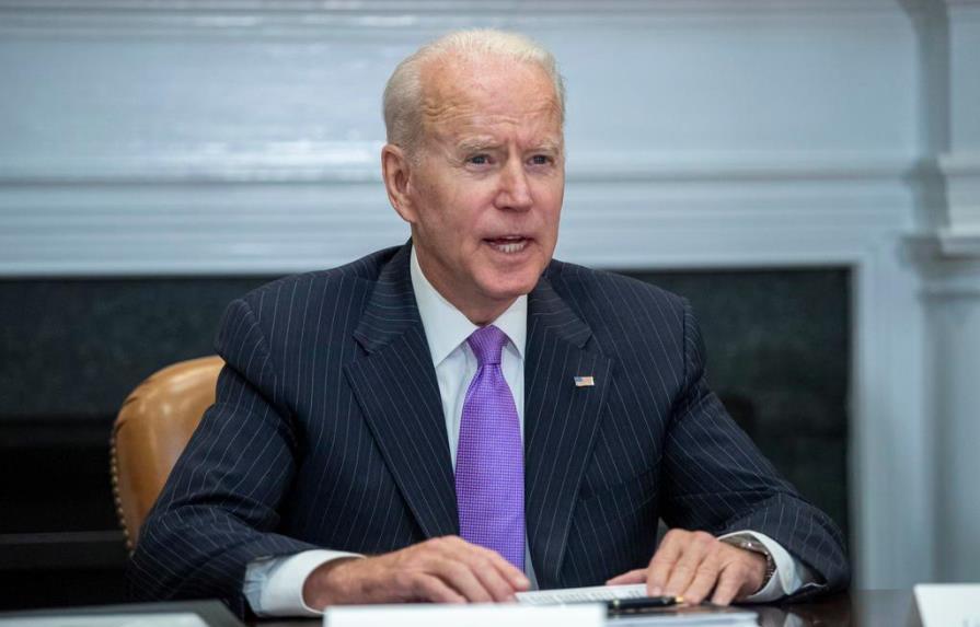 Biden permitirá desviar fondos del rescate a medidas de control de armas