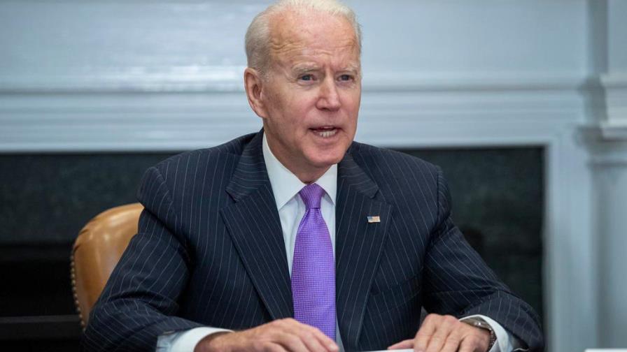 Biden permitirá desviar fondos del rescate a medidas de control de armas